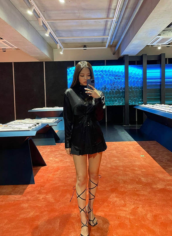 jennie金智妮造型翻车,穿绑带高跟鞋超显腿短,果然不好驾驭_腾讯新闻