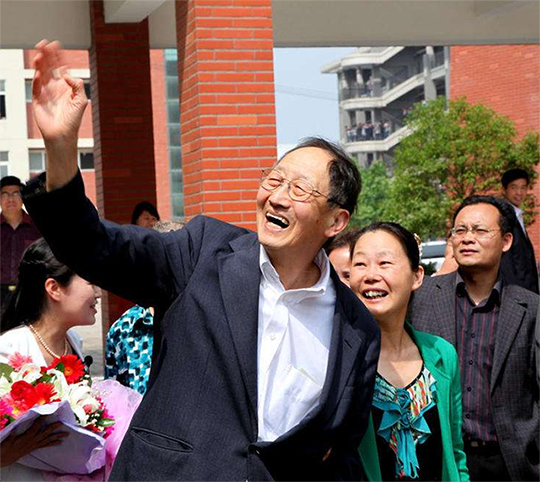 崔琦表示自己不愿回家的原因:父母永远活
