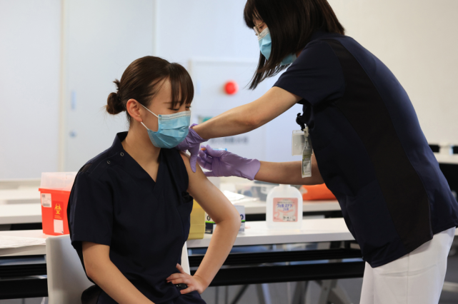 日一名60多岁女性接种新冠疫苗后死亡日本政府 或为偶发事件 腾讯新闻