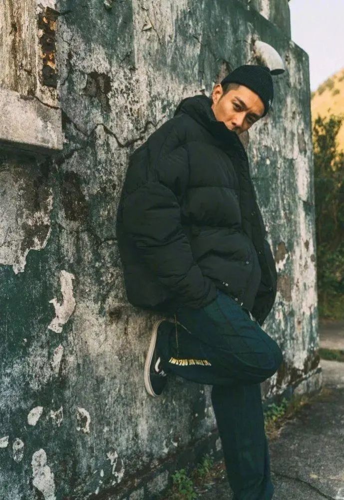 郑伊健潮起来真疯狂,穿印花大袄身形魁梧,效果却比肩陈志朋?