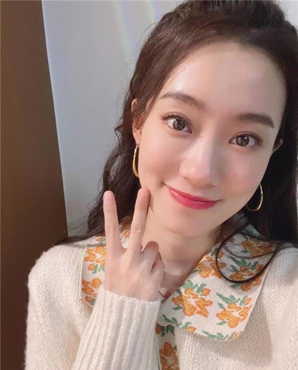 张小斐晒怼脸自拍,亲切温柔散发女性光辉,评论区中妈声一片