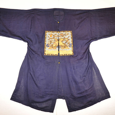 七品文官穿青袍,绣鸂鶒武将一品和二品都是绯袍,绘