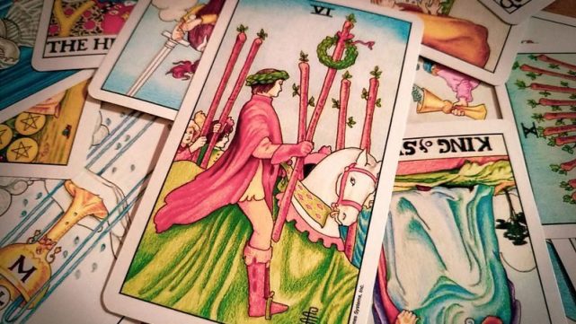 塔罗学堂|权杖六 six of wands 直达巅峰|塔罗牌|wands|白龙马