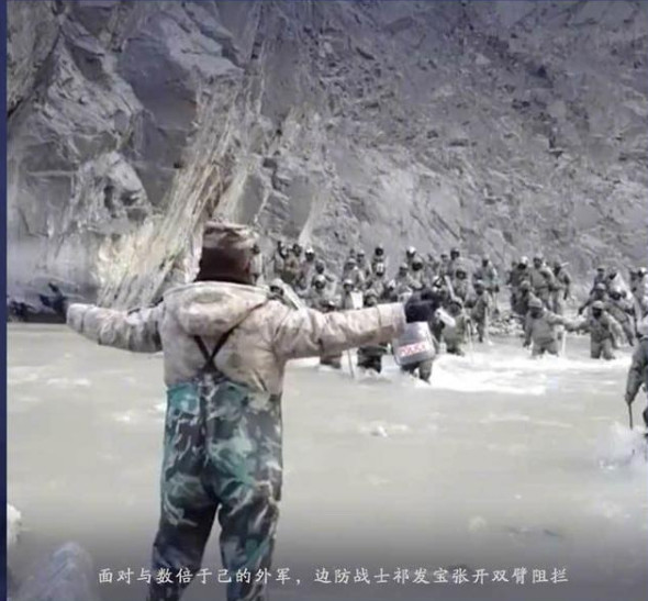 祁发宝张开双臂的震撼瞬间身前是重围身后是祖国