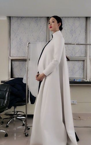 张梓琳上春晚一件衣服80斤,6月孕肚大如箩,气质如女王