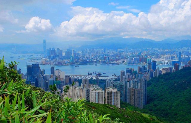 香港是一座经济十分发达的城市,2019年实现地区生产总值3360