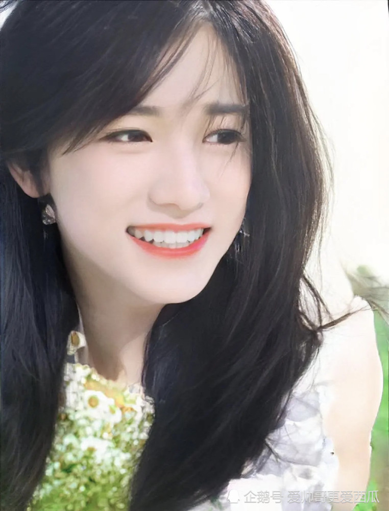 宋亚轩问自己女装漂亮吗?帅哥穿上女装也毫无违和感.