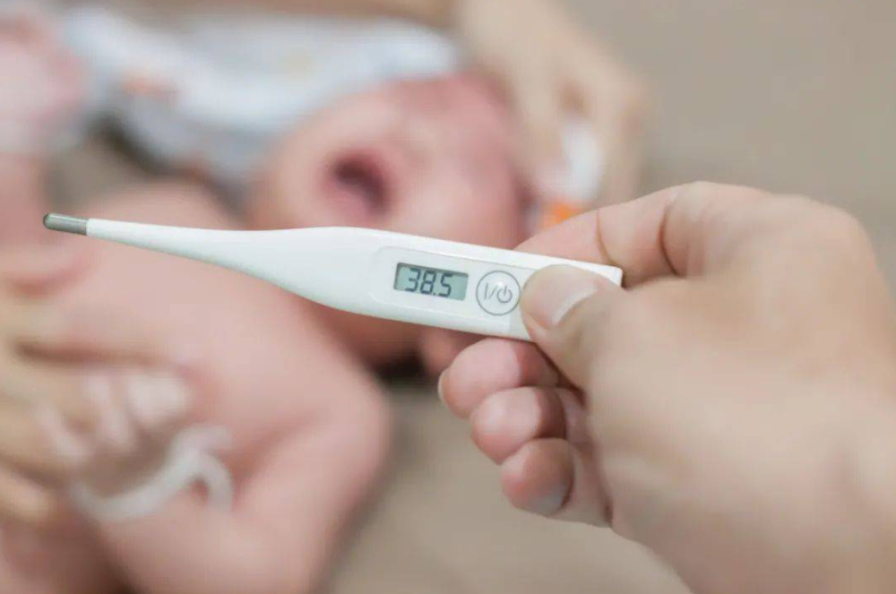 宝宝发烧了,捂热一下,出汗了就好了,你还在犯这样的错误么