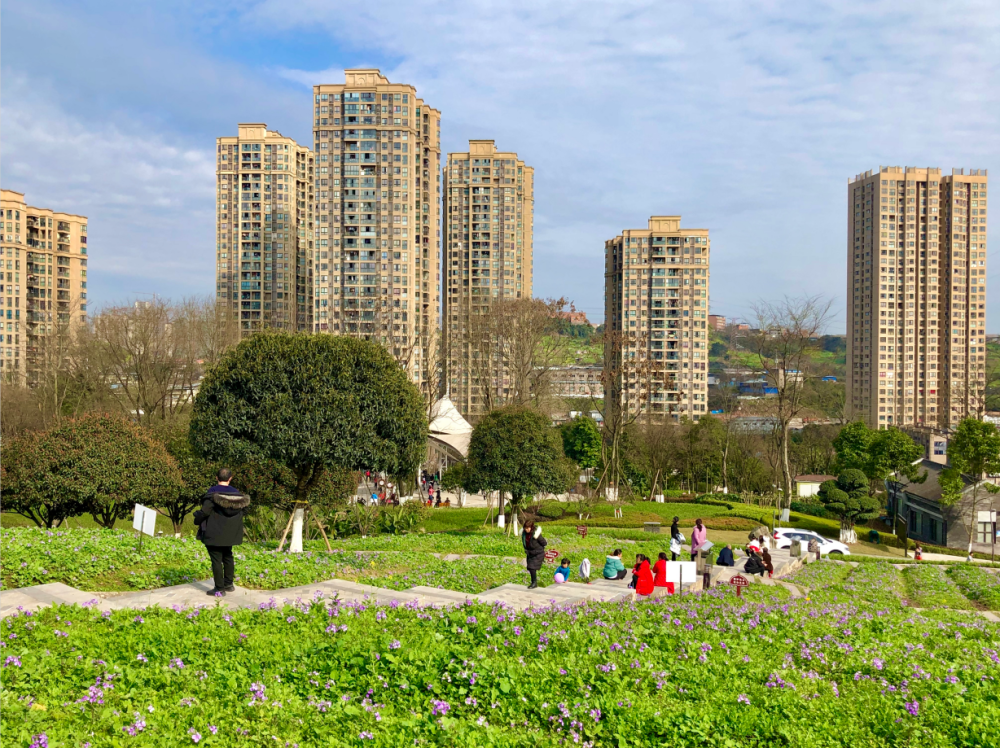 幸福公園位於重慶市九龍坡區華福大道北段17-附40號,2014年10月開園