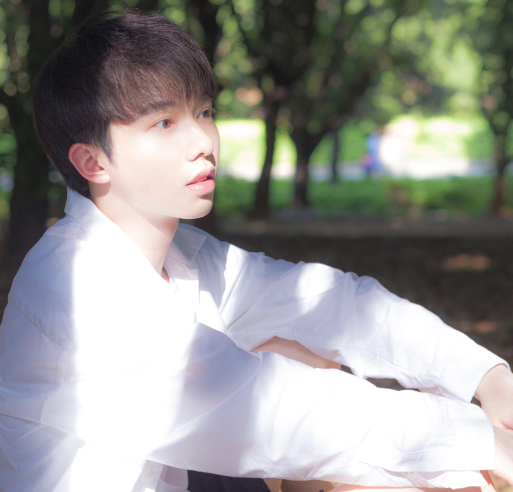 时代峰峻的李俊濠参加青你3去投票发现断层榜居第一