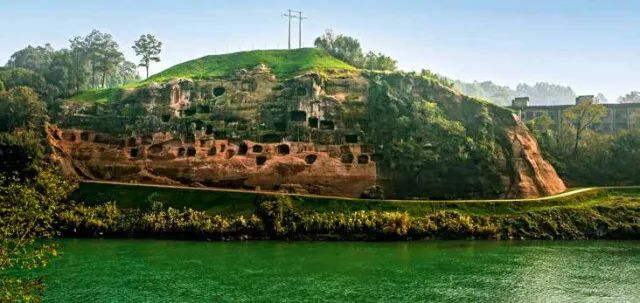 沅江穿越崇山峻岭,北通巴蜀,西扼滇黔,再东下洞庭湖,长江.