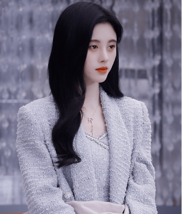 鞠婧祎现代装也半永久,被嘲沉迷韩剧财阀千金风,像偷穿大人衣服