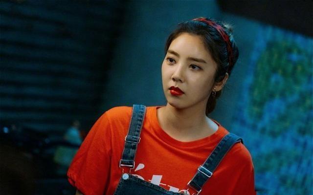 孙丹菲晒普拉提运动照逆天长腿惊呆李敏贞39岁身体柔软纤细