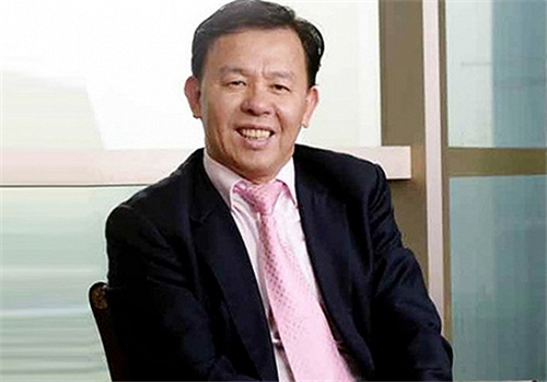 他靠卖豆腐为生,父亲告诉他咱家在深圳有片荒地,如今他身价200亿