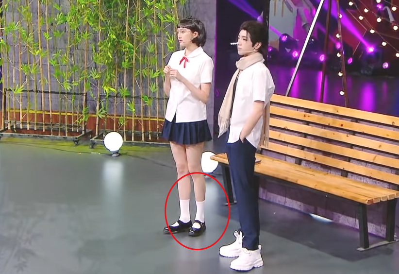 中筒袜在关晓彤的眼中几乎是禁区,如果不是为了《王牌对王牌》这档