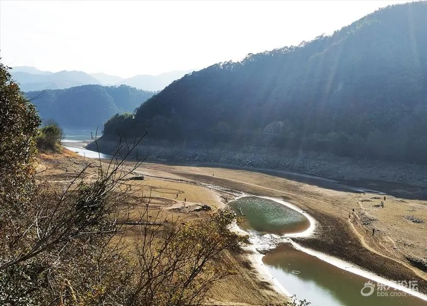 沧海变桑田网友直击干涸的鄞江皎口水库淤泥开裂河蚌干死