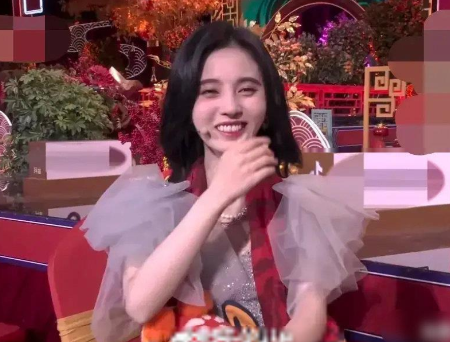 鞠婧祎采访时大笑被抓拍,摄影师忘开美颜,真实颜值一览无余!