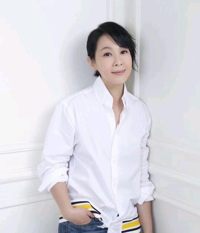 52岁刘若英越活越年轻,穿白衬衫搭配阔腿裤,扎个丸子头美回18岁