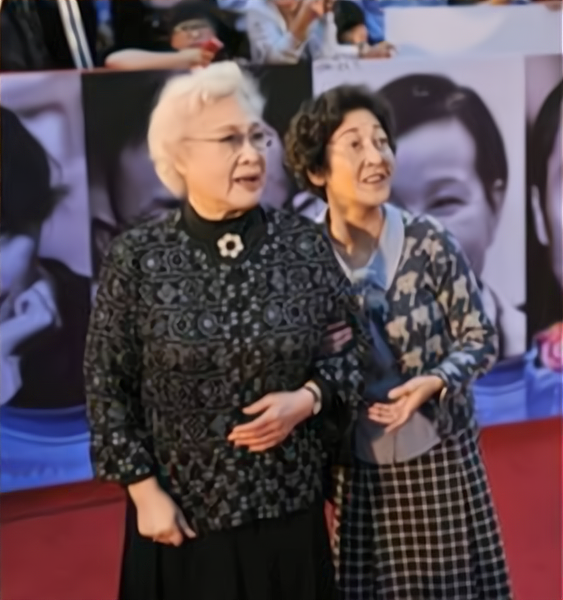 99岁秦怡与81岁女儿金斐姮:前半生很少走动,后半生恢复正常_腾讯新闻