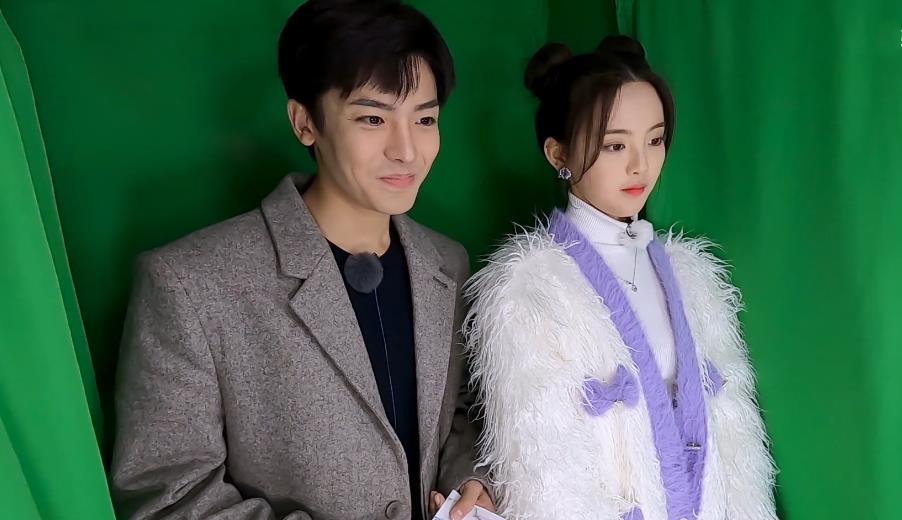 杨超越侯明昊拍大头贴不小心打开原相机看清屏幕中的脸不敢信