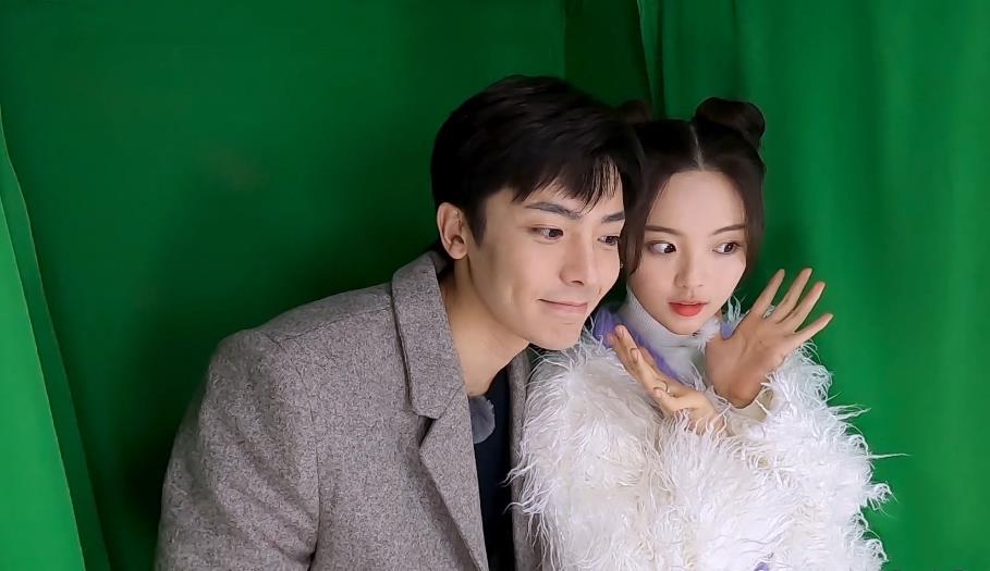 杨超越侯明昊拍大头贴,不小心打开原相机,看清屏幕中的脸:不敢信