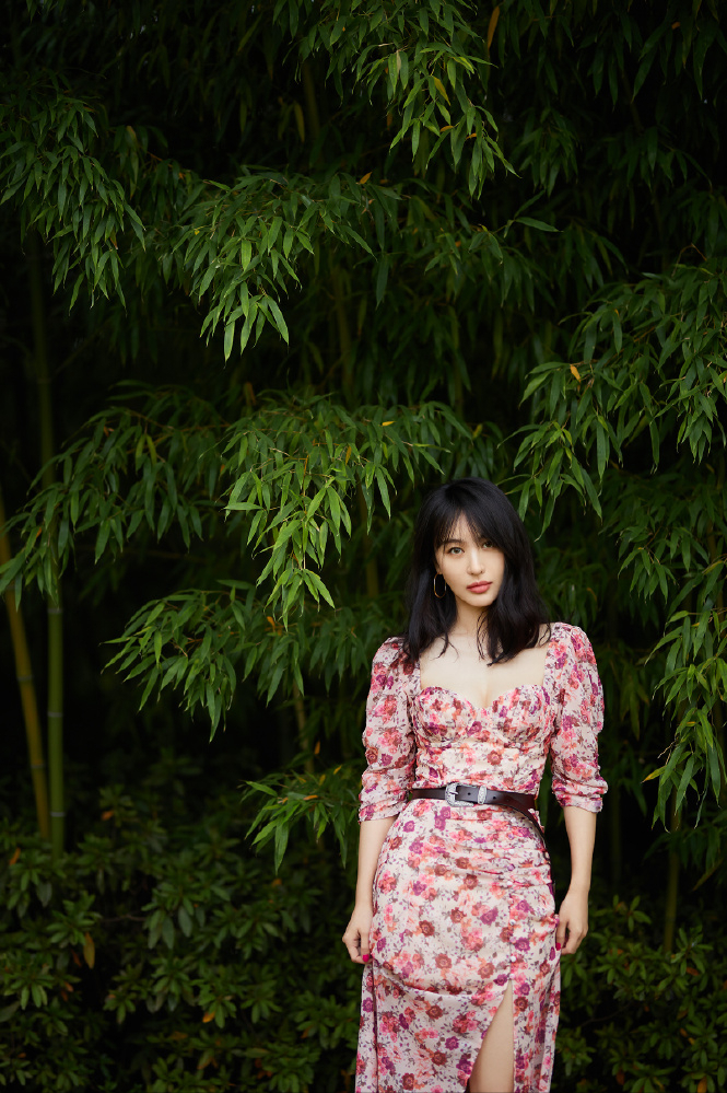 李菲儿初春大片真妩媚身穿碎花连衣裙效果优雅又浪漫名门泽佳