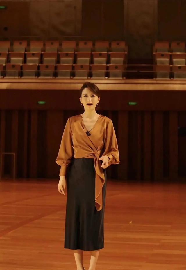 央视主持人团建李梓萌穿绿连体裤秀长腿张蕾整个人挂康辉身上