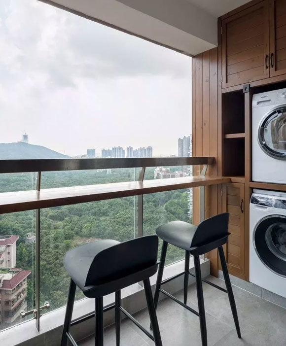 把封闭后的阳台打造成家里的茶水间,配上一张小吧台,增加家居生活的