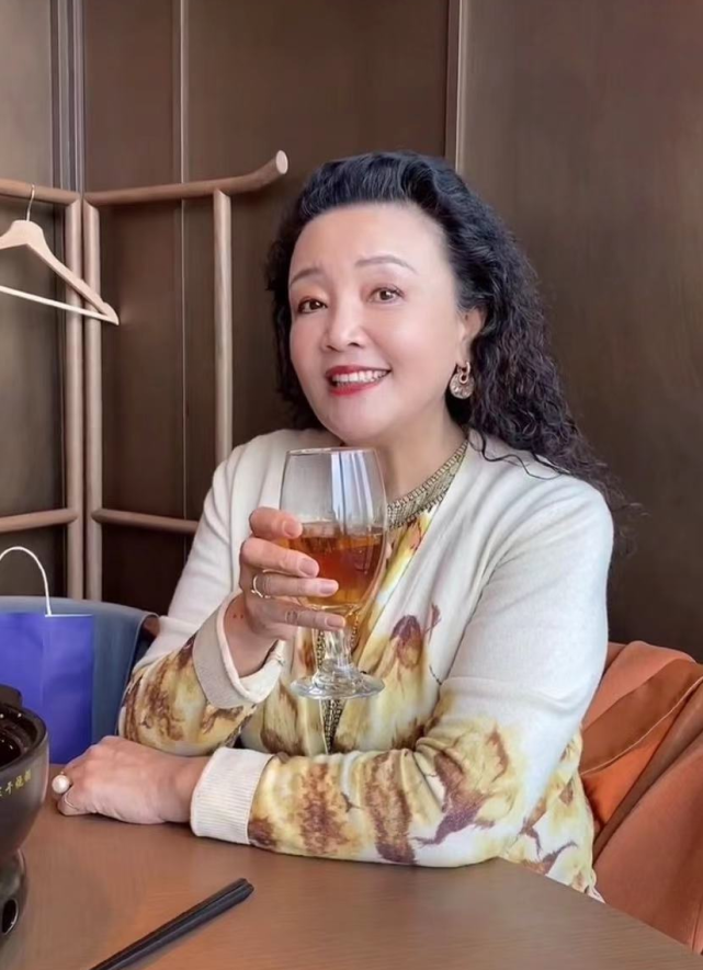 张兰鸡汤视频引争议坐豪车上劝人要知足曾穿3万睡衣住千万宅