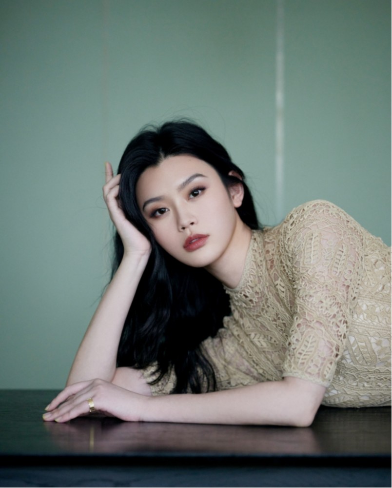 奚梦瑶不愧是国际名模穿一袭裸色长裙身姿超美气质高级耐看