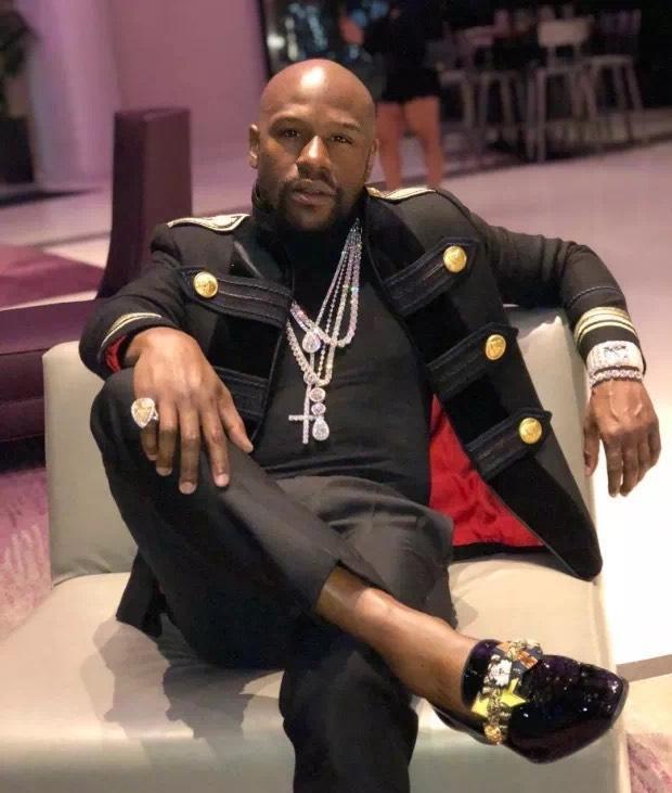 在梅威瑟的身边,从来不缺女友,自从去年和29岁的脱衣舞女郎安娜-门罗