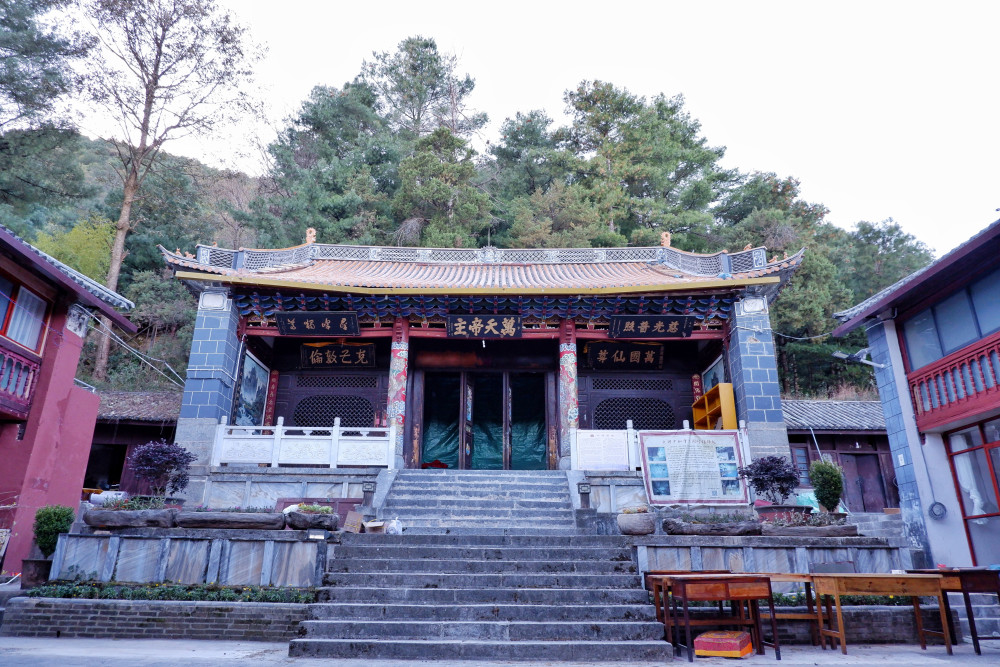 徒步5小时登上大理苍山中和峰寻访千年古寺庙