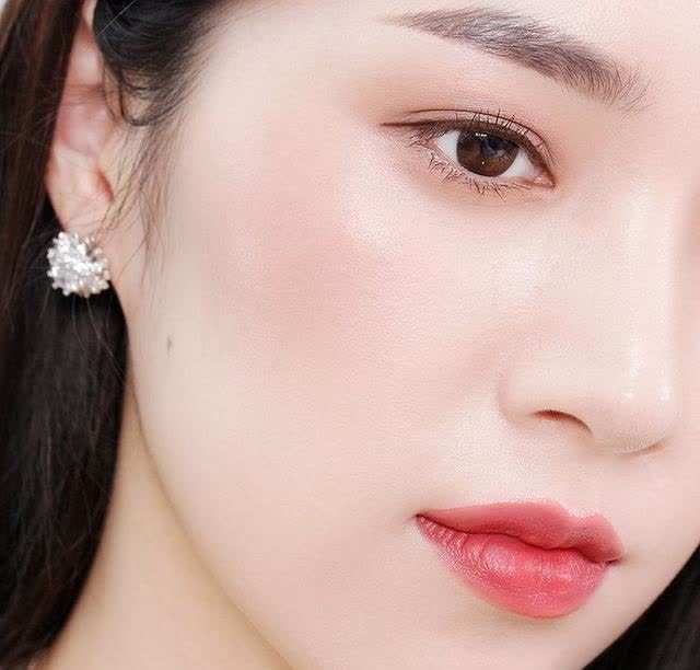 2021春夏爆火的"丝绒光底妆"画法,上脸不卡粉,持久服帖一整天_腾讯
