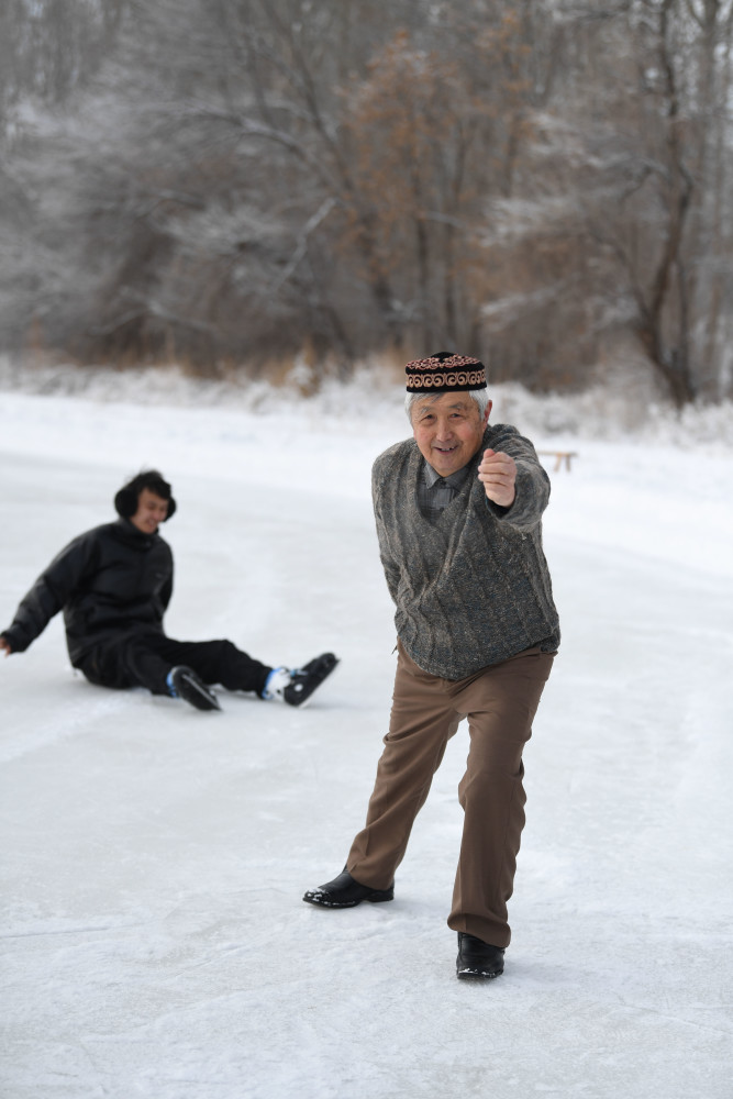 (体育)老人与冰
