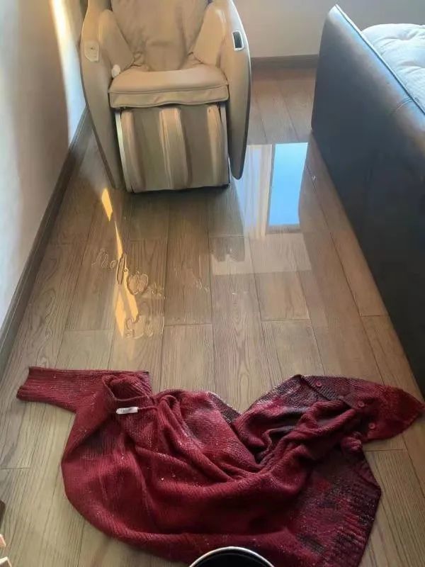 正当全家人为乔迁新居做准备时,接到物业来电说家里漏水,已溢到楼梯口