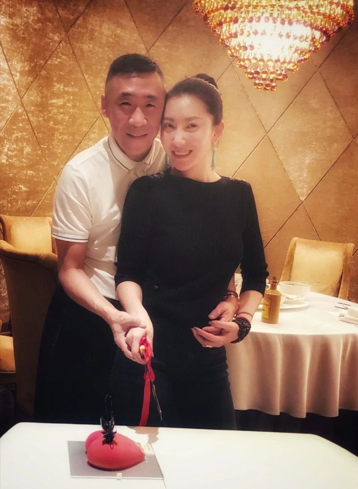 奇葩的章子男:靠妹妹章子怡成富豪娶女明星,不满汪