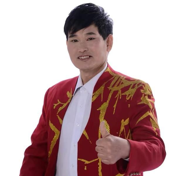 大衣哥吃饭又被质疑一盆馒头发霉还在吃此前被批评灶台不卫生