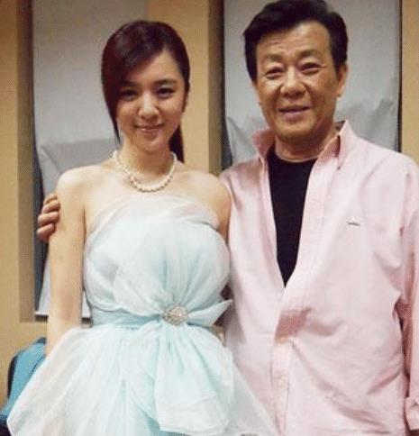 66岁寇世勋享天伦之乐,2个老婆住楼上楼下,儿子帅气不出道可惜了_腾讯