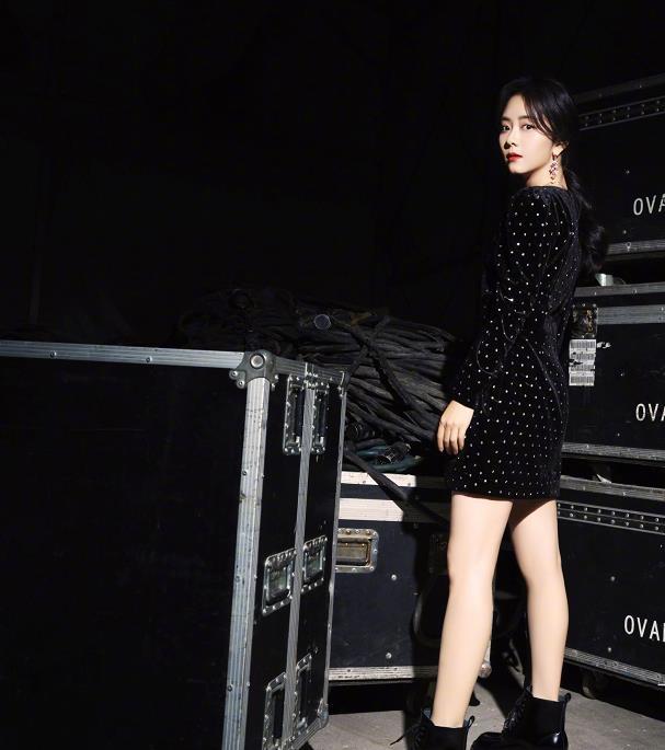 谭松韵对自己太自信短裙非要搭马丁靴不料生图中腿更肥了