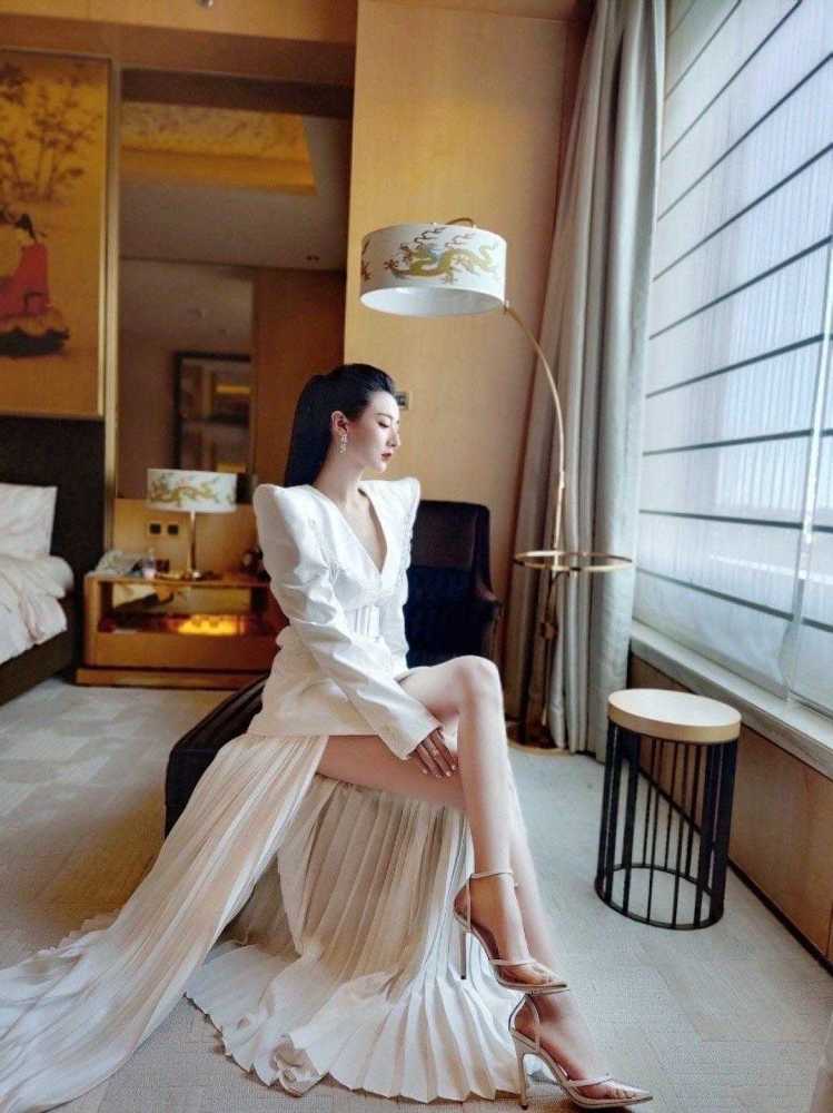 薇娅是个隐藏的"时髦精",穿白色look干练大气,气场不输女明星