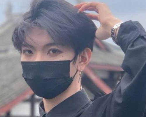 七鹤大人为证不是鸭嘴兽,无奈摘下黑色口罩,露出漫画男主脸_腾讯新闻