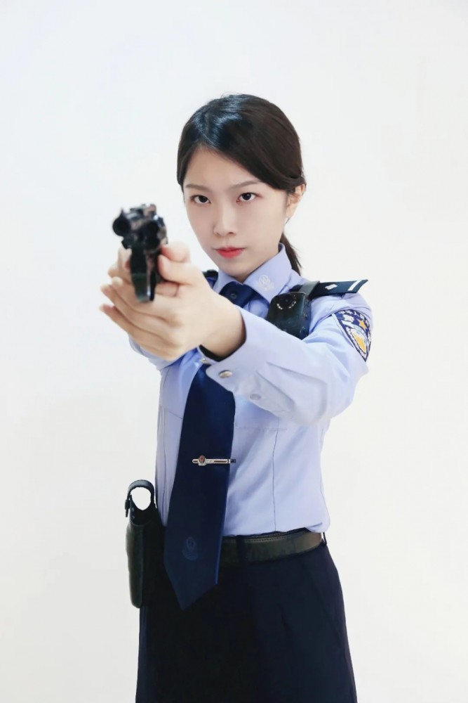 出演:闽侯县局政工室民警警犬来啦故事简介该剧讲述了警员何木棉和