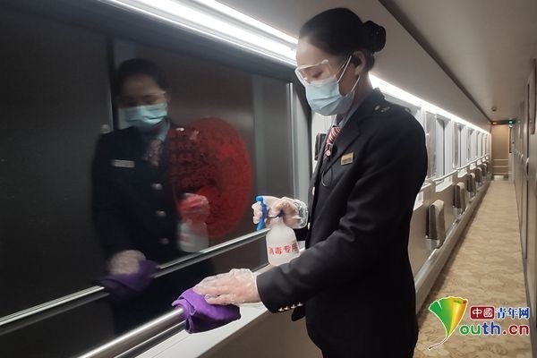 防控疫情不松懈南昌客运段言传身教在路上