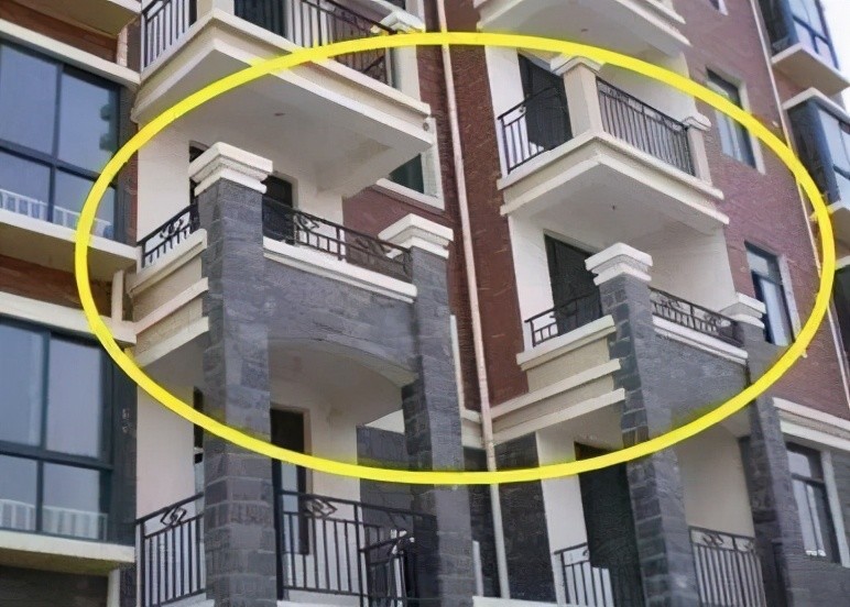 可是实用性却非常的差,最多也就放上几盆绿植,与凹阳台不同,凹阳台的