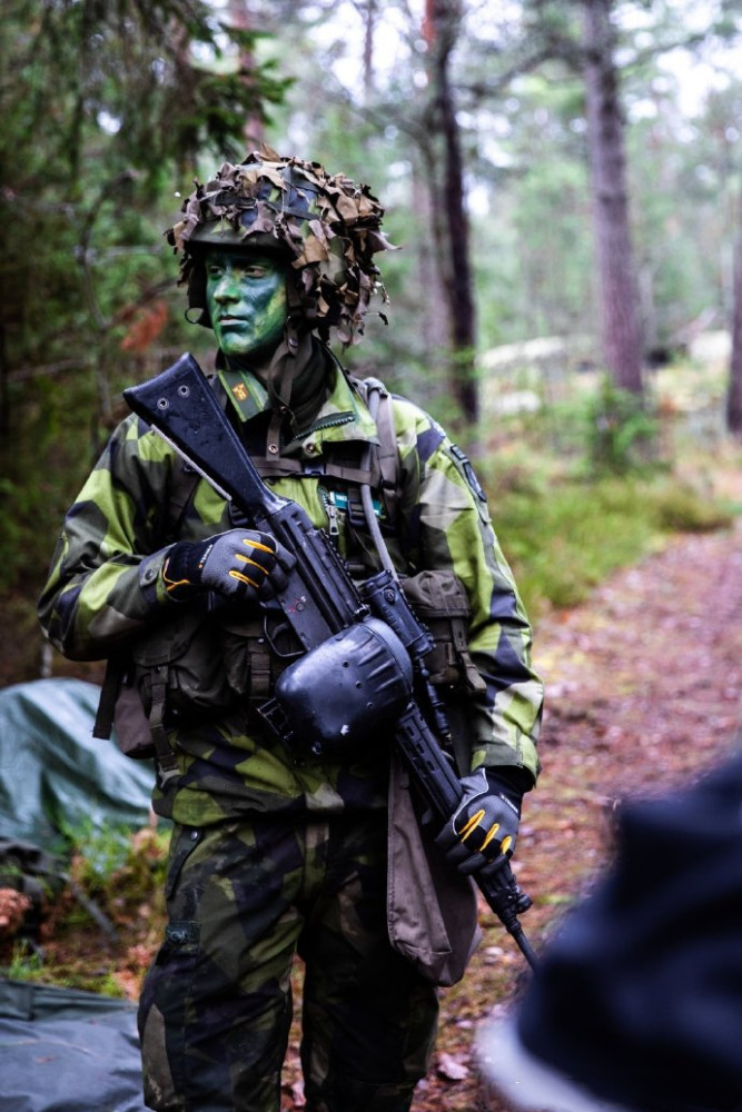 瑞典国土防卫队军事演习,用的还是80年代老枪_腾讯新闻