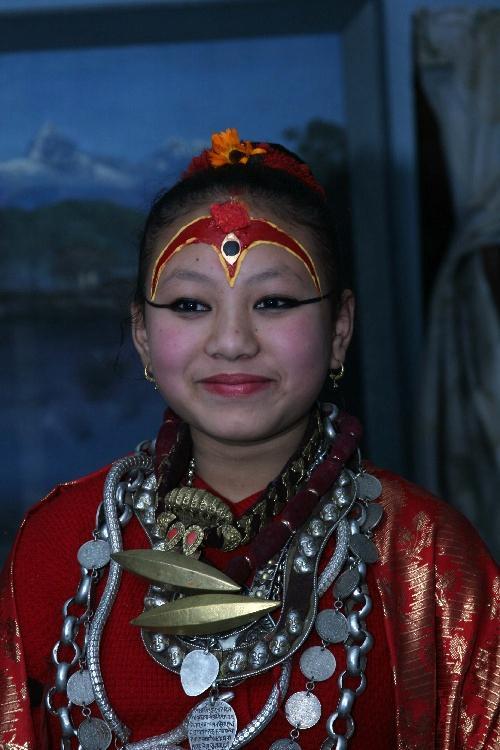 尼泊尔神秘的活女神双脚不能落地国王见她都得下跪