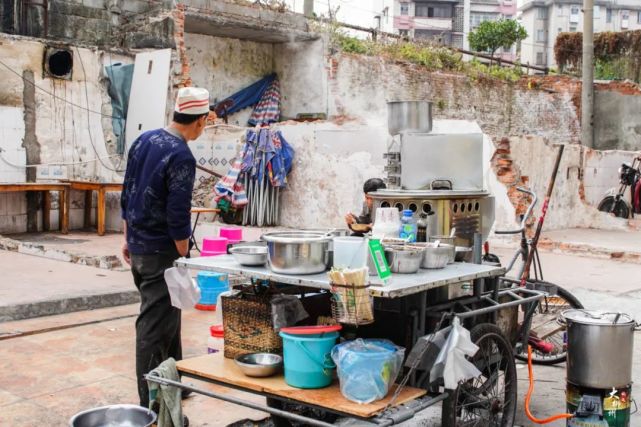 在巷子里扎根了十几年的流动卷粉摊去晚了吃不到