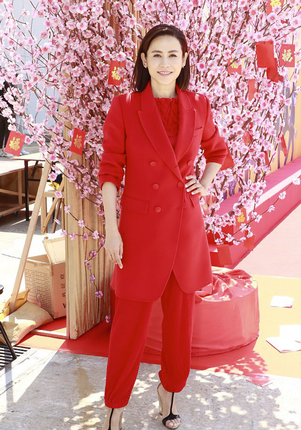 港星宣萱近照皮肤细嫩无皱纹比小1岁陈豪显年轻50岁仍单身