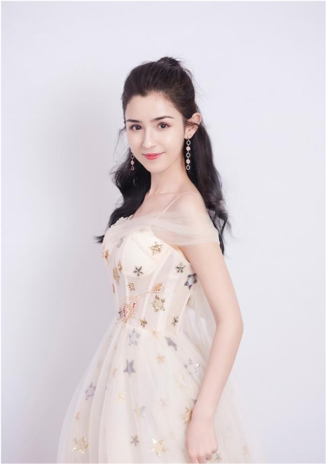 公认的新疆六大美女,佟丽娅屈居第二,而她排第一实至名归_腾讯新闻