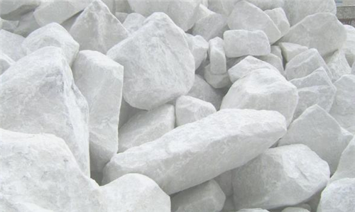 在唐朝时期,人们发现把硝石放到水里会使水结冰的现象,所为的硝石最